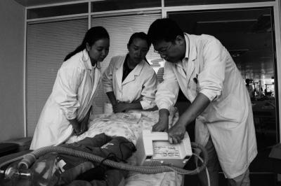 图为我区免费为甘孜泸定县人民医院培训2名医务人员