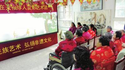 龙在天皮影剧团到王平镇社会福利中心进行慰问演出
