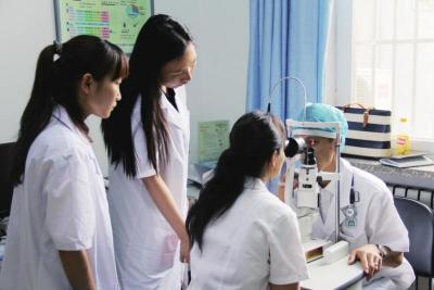 　　2014年8月18日，民建北京市委眼科专家指导王平镇社区卫生服务中心使用眼科仪器。