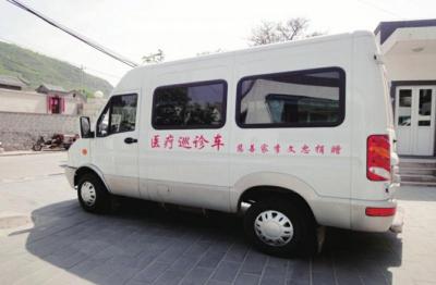 　　慈善家李文忠先生向我区捐赠的医疗巡诊车。