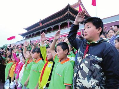 　　2014年6月1日，参加台盟北京市委“助梦启航”活动的付家台小学学生在天安门广场观看升旗仪式。