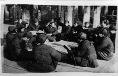 　　1950年北京公安学校第二期学习班。学员讨论，主持人右边第一人是王木铎，第三人是聂荣臻的原警卫员许建新、第五人是李富春的原警卫员高克勤。