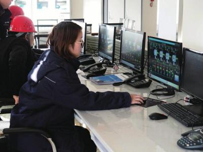 工作人员通过电脑实时检测三个供热厂的运行状况