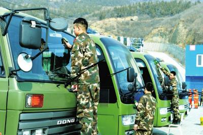 　　森林武警中队的战士们正在保养车辆