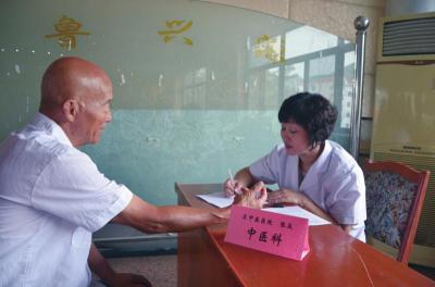 2013年8月23日，民盟区工委组织医疗专家开展义诊活动