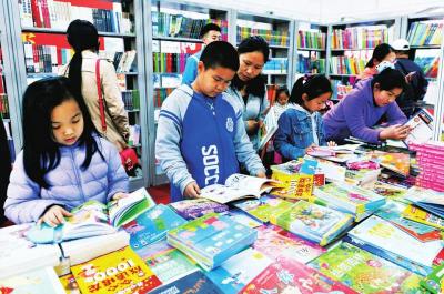 　　王府井书店的儿童读物吸引了众多小朋友