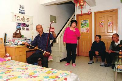 林凤秀与吕宏勋的父母一起共同照顾丈夫