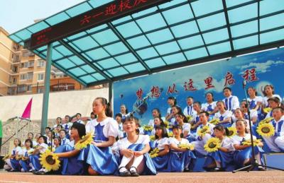 “六一”前夕，龙泉小学隆重庆祝校庆1周年。