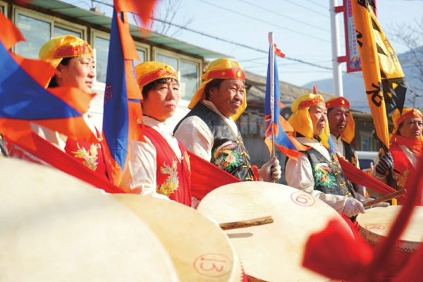 大鼓老会鼓手在敲大鼓